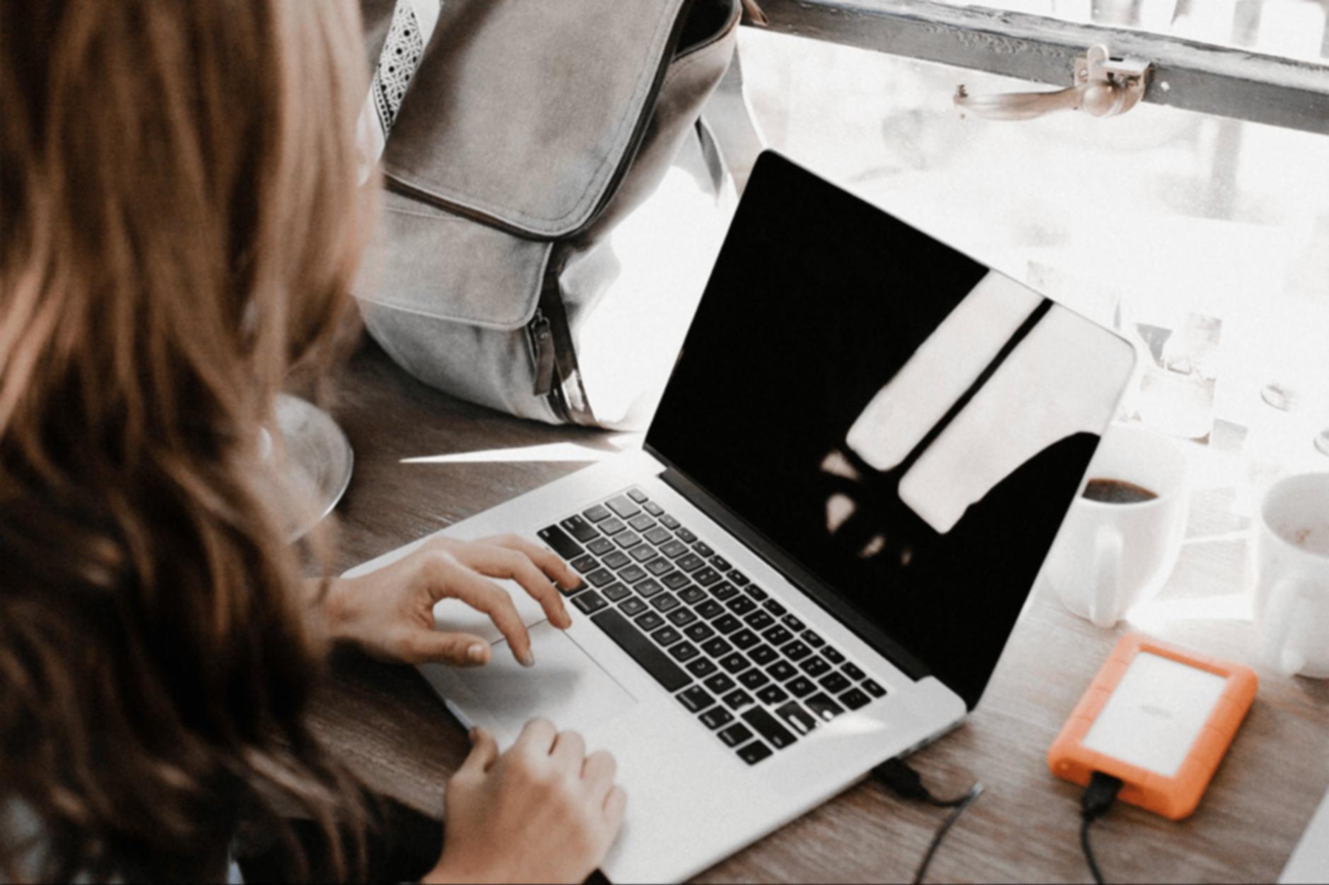 Рабочее место трейдера с несколькими мониторами и графиками